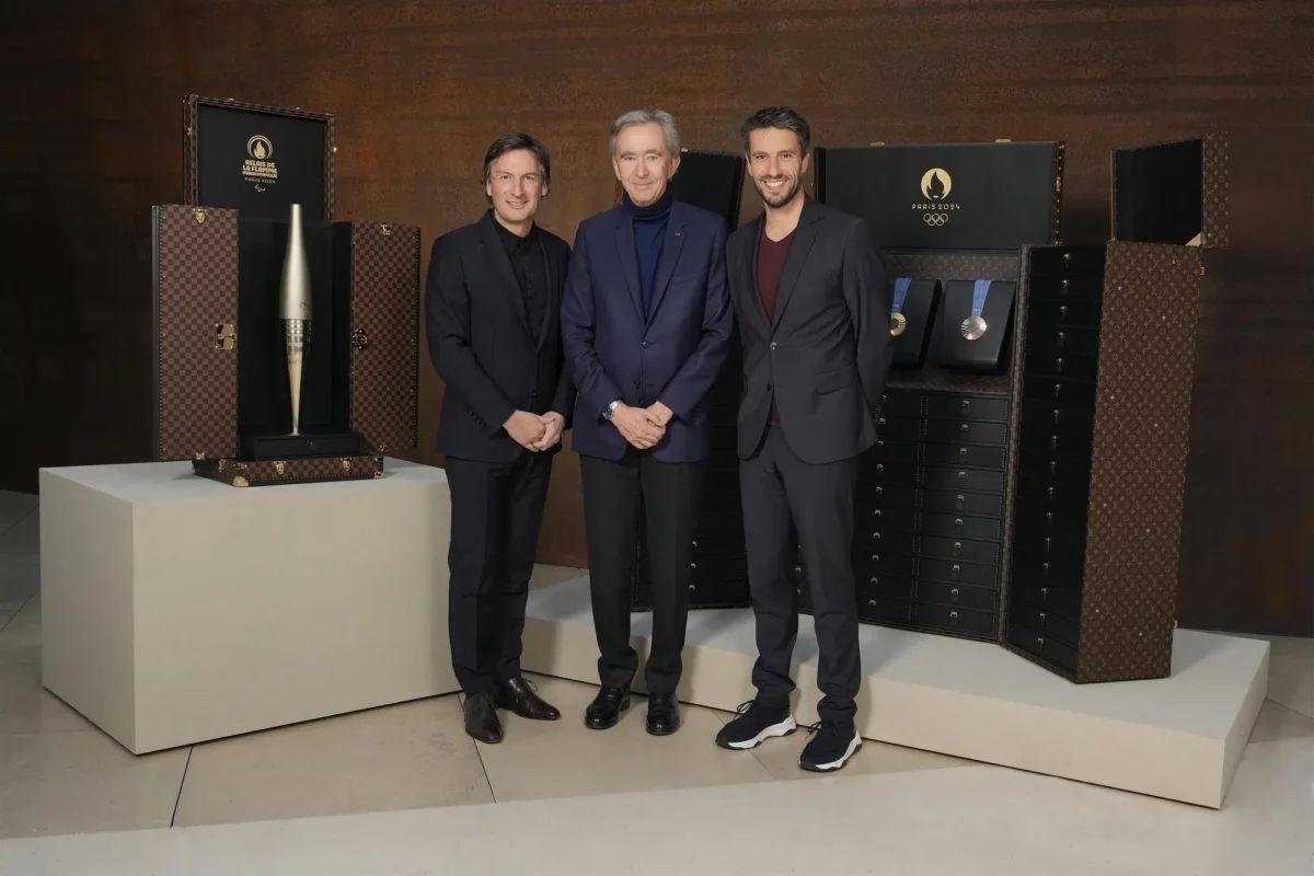 Medaliile şi torţele pentru Jocurile Olimpice şi Paralimpice de la Paris vor fi transportate în valize Louis Vuitton