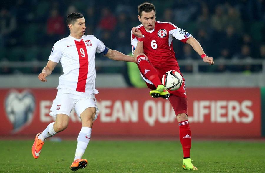 Khubutia, într-un duel internațional cu Robert Lewandowski / Sursă foto: Imago Images Georgianul care a jucat mulți ani în Liga 1 spune că Hagi a mai scăpat de o vedetă diseară: „Nici el nu joacă” » Ce business are după retragere