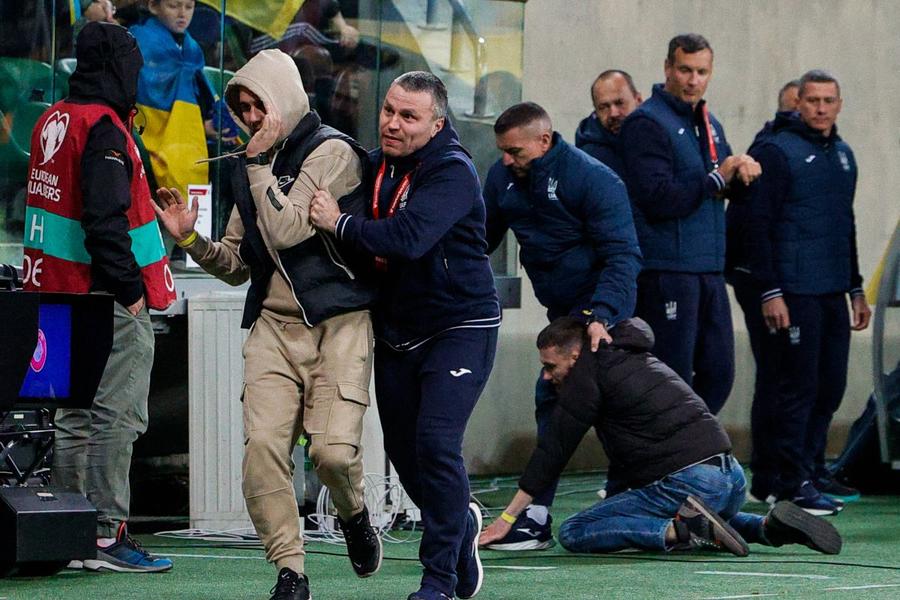 Căpitanul Ucrainei a salvat un fan reținut de un polițist polonez!