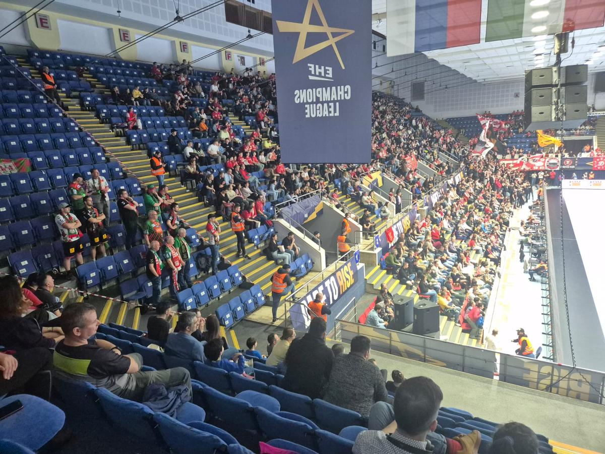 La pauza meciului cu Magdeburg, un veteran a coborât din galeria lui Dinamo și a mers în mijlocul fanilor nemți » Ce a urmat
