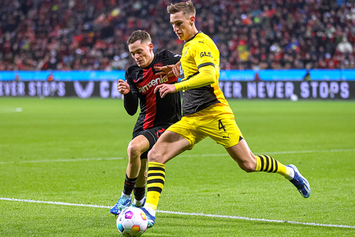 Nico Schlotterbeck (dreapta), într-un duel din campionatul trecut cu Florian Wirtz. Foto: Imago