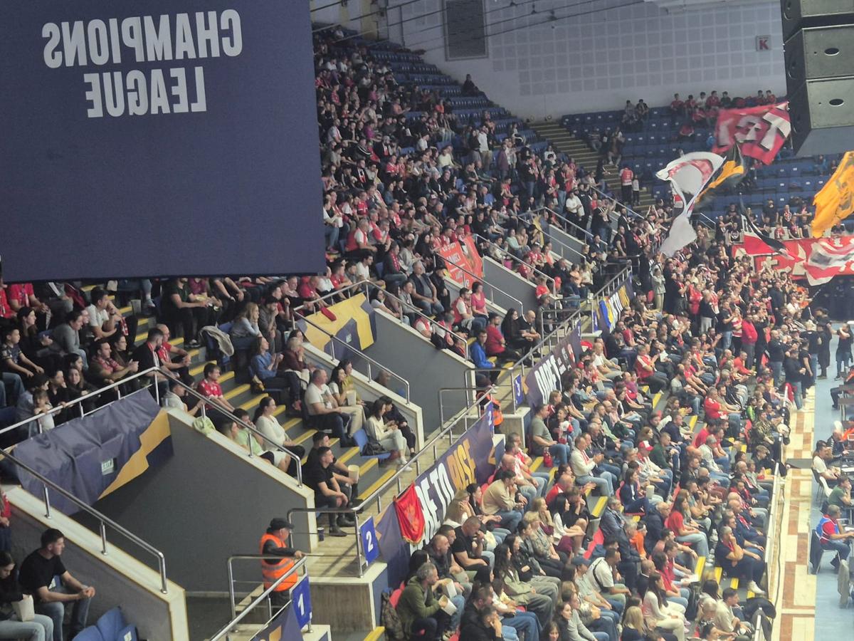 La pauza meciului cu Magdeburg, un veteran a coborât din galeria lui Dinamo și a mers în mijlocul fanilor nemți » Ce a urmat