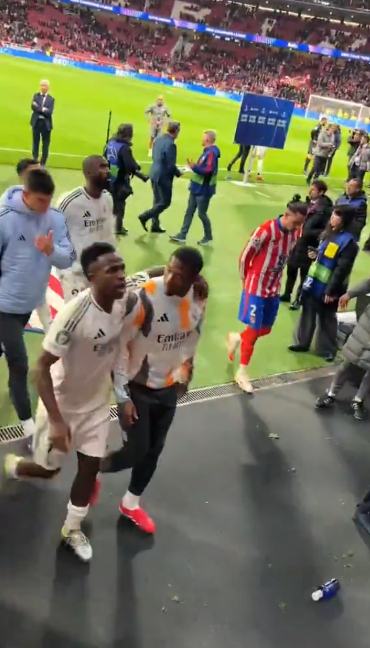 4 fotbaliști de la Real Madrid vor fi anchetați de UEFA, în urma gesturilor scandaloase de la finalul meciului!