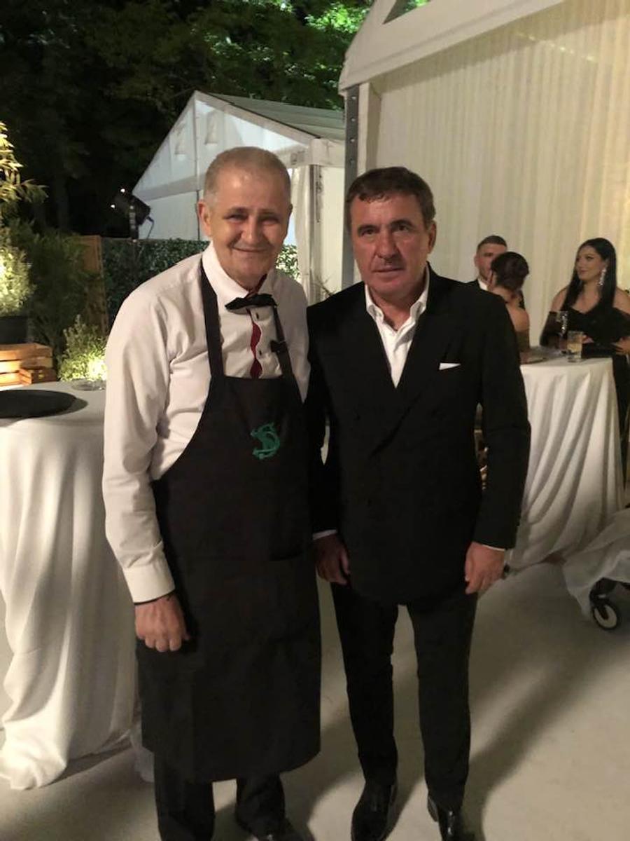 Gică Hagi și Ilie Matei, unul dintre ospătarii care a lucrat 30 de ani la „Intercontinental”. Foto: facebook Dezvăluiri fără precedent: „Mircea Sandu și Dumitru Dragomir discutau la «Casa Doina» aranjamentele din fotbal. Protocoale cu gagici la meciurile naționalei!” + Bătaie cu Giovanni Becali la Intercontinental: „I-a cărat pumni și picioare!”