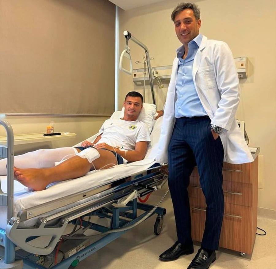 Valentin Țicu, pe patul de spital, alături de medicul care l-a operat, Radu Paraschiv. Potrivit sursei citate, medicul a refuzat să comenteze cazul, deși este acuzat că a folosit fire de sutură incompatibile, ceea ce a complicat cazul Calvar pentru căpitanul din Superligă: „Feriți-vă de spitalele din România! S-ar putea să mai am nevoie de două operații”
