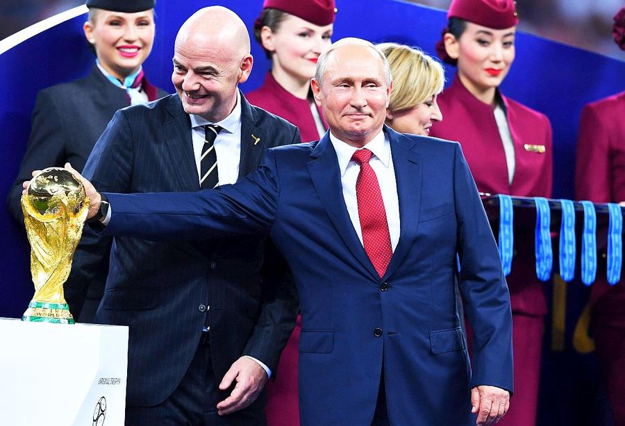 Vladimir Putin și Gianni Infantino cu Cupa Mondială Jules Rimet, foto: Imago Validarea agresiunii rusești prin sport