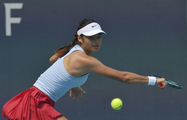 Emma Răducanu, eliminată în „sferturi” la Miami » Britanica a acuzat stări de amețeală și a avut nevoie de îngrijiri medicale