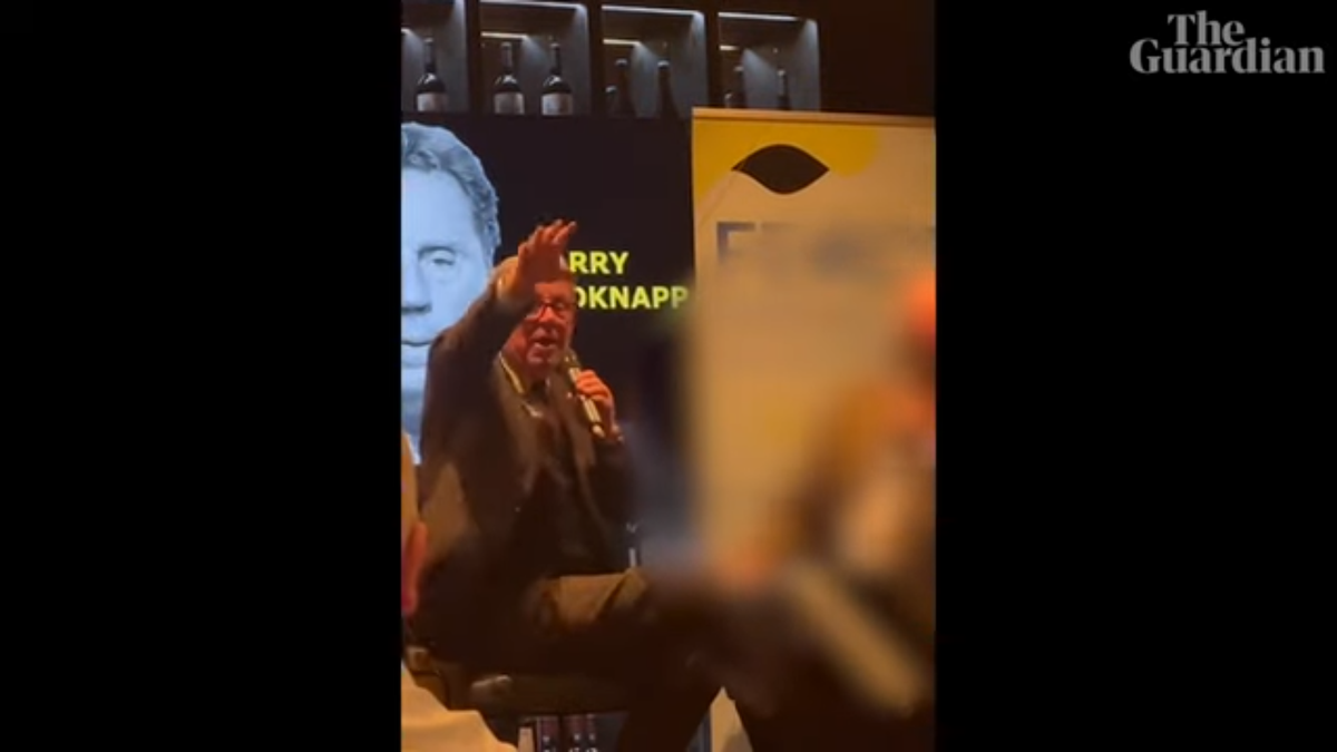 Celebrul antrenor englez e acuzat că a făcut salutul nazist pe scenă, după ce l-a numit pe Thomas Tuchel „spion german”!