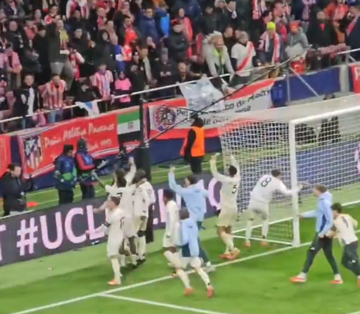 4 fotbaliști de la Real Madrid vor fi anchetați de UEFA, în urma gesturilor scandaloase de la finalul meciului!