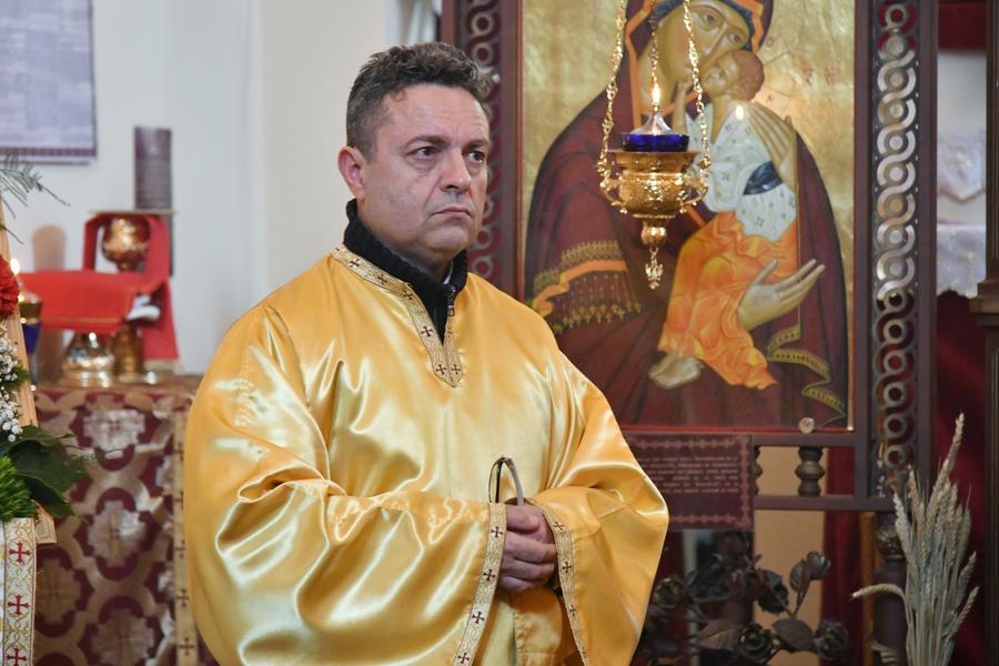 Liviu Anghel se află deseori în altarul bisericii din San Marino, alături de preotul Gabriel Cerbu Dezvăluiri fără precedent: „Mircea Sandu și Dumitru Dragomir discutau la «Casa Doina» aranjamentele din fotbal. Protocoale cu gagici la meciurile naționalei!” + Bătaie cu Giovanni Becali la Intercontinental: „I-a cărat pumni și picioare!”