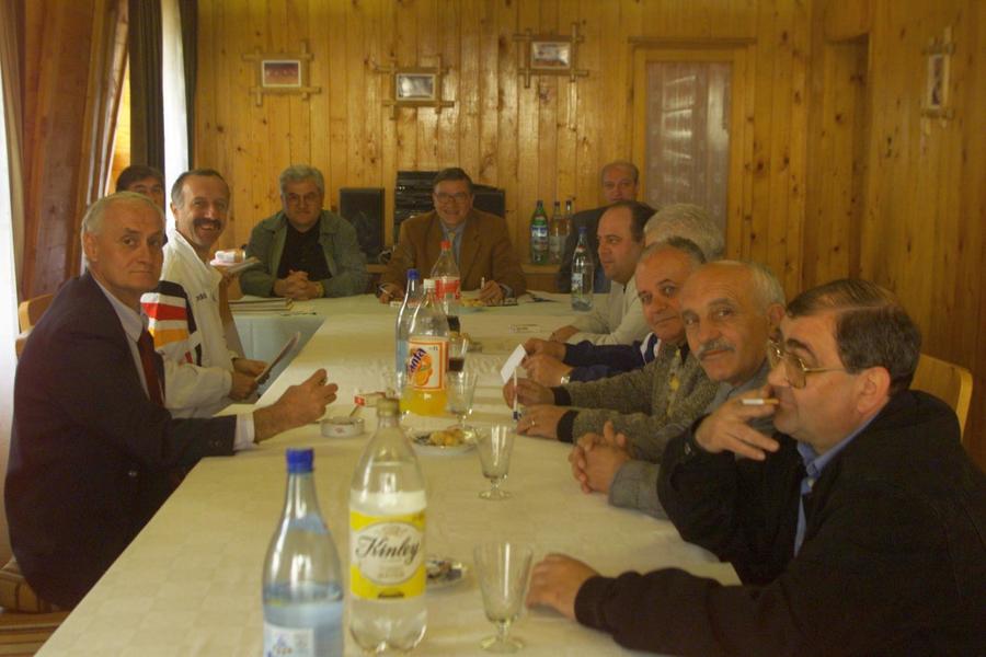 Mircea Sandu și Dumitru Dragomir înlățuiau petrecerile pe vremea când conduceau fotbalul românesc: aici la o masă alături de Comitetul Executiv FRF, la Bistrița, în fieful lui Jean Pădureanu Dezvăluiri fără precedent: „Mircea Sandu și Dumitru Dragomir discutau la «Casa Doina» aranjamentele din fotbal. Protocoale cu gagici la meciurile naționalei!” + Bătaie cu Giovanni Becali la Intercontinental: „I-a cărat pumni și picioare!”