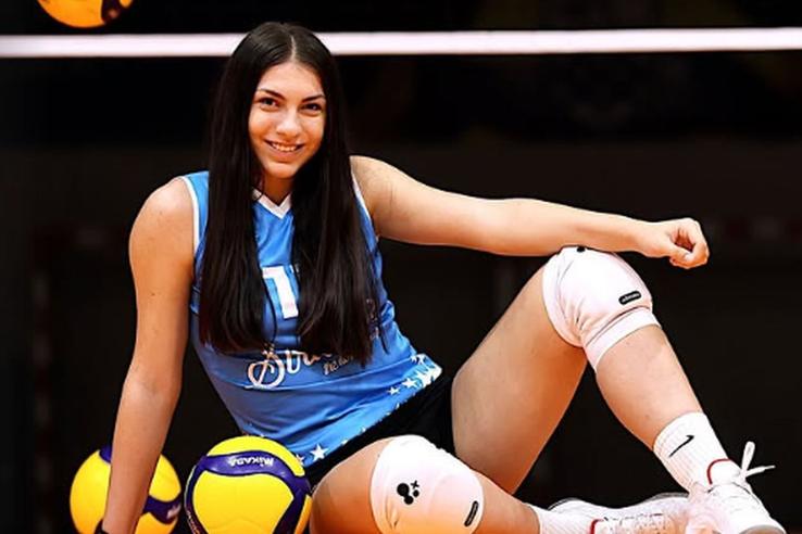 Bianca Cucu, la o ședință foto a celor de la CSM București / Sursă foto: Facebook