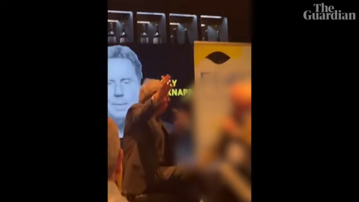 Celebrul antrenor englez e acuzat că a făcut salutul nazist pe scenă, după ce l-a numit pe Thomas Tuchel „spion german”!