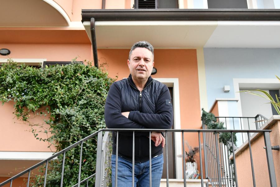 Liviu Anghel în fața casei sale din San Marino Dezvăluiri fără precedent: „Mircea Sandu și Dumitru Dragomir discutau la «Casa Doina» aranjamentele din fotbal. Protocoale cu gagici la meciurile naționalei!” + Bătaie cu Giovanni Becali la Intercontinental: „I-a cărat pumni și picioare!”