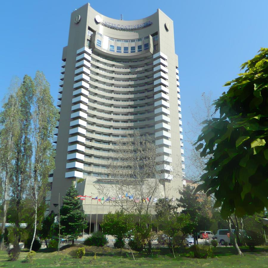 Inaugurat în 1971, cu 423 de camere de lux, hotelul Intercontinental a devenit în timp o emblemă a Bucureștiului Dezvăluiri fără precedent: „Mircea Sandu și Dumitru Dragomir discutau la «Casa Doina» aranjamentele din fotbal. Protocoale cu gagici la meciurile naționalei!” + Bătaie cu Giovanni Becali la Intercontinental: „I-a cărat pumni și picioare!”