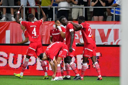 Dinamo vrea să-i prelungească înțelegerea lui Boateng (stânga)