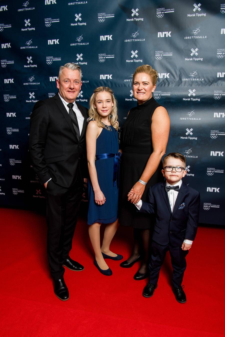 Gjert, Ingrid, Eva și mezinul familiei, William, la o ceremonie în 2019 FOTO Imago Images „M-a lovit în cap de zece-douăzeci de ori” » Un mare campion își acuză tatăl de violență! I-a atacat și sora: „Avea un prosop ud. L-a folosit ca pe un bici în fața mea”