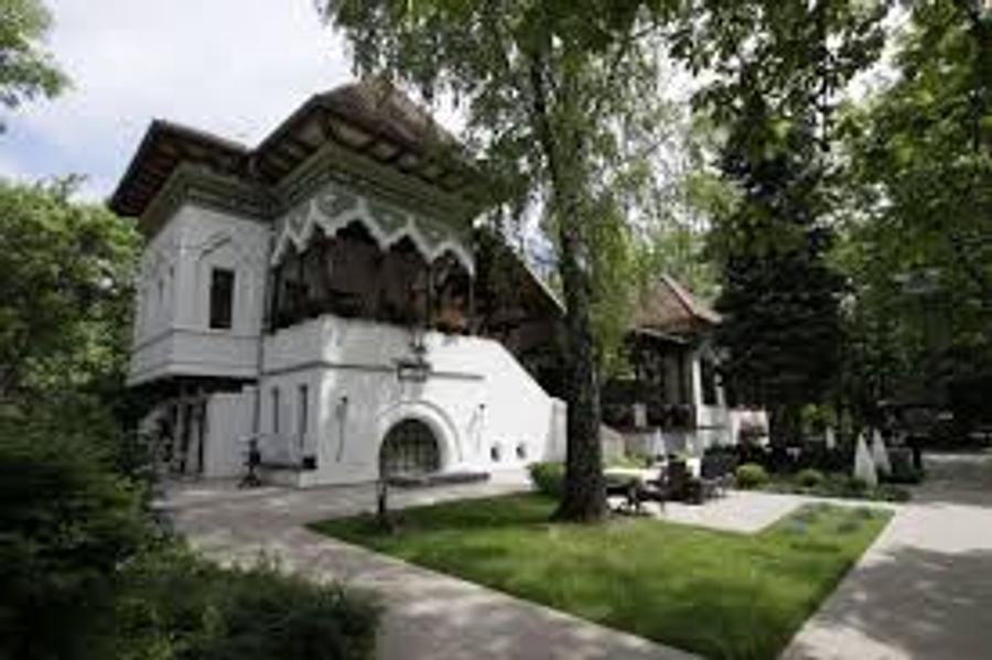 „Casa Doina”, restaurantul de gală amplasat pe Șoseaua Kiseleff din Capitală, locul unde s-au organizat protocoale spectaculoase pentru șefii fotbalului românesc Dezvăluiri fără precedent: „Mircea Sandu și Dumitru Dragomir discutau la «Casa Doina» aranjamentele din fotbal. Protocoale cu gagici la meciurile naționalei!” + Bătaie cu Giovanni Becali la Intercontinental: „I-a cărat pumni și picioare!”
