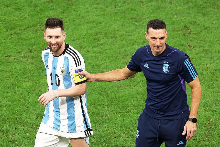 Lionel Messi, alături de selecționerul Lionel Scaloni // foto: Guliver/gettyimages Impactul financiar al retragerii lui Lionel Messi » Cât ar putea pierde Argentina odată cu abandonul legendei!