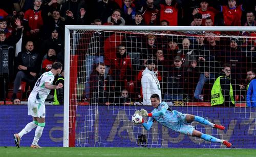 Alan Browne ratează ultima lovitură de departajare a Irlandei / Foto: Imago