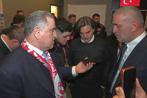Erdogan a sunat direct în vestiar pentru a felicita echipa Turciei // foto: sabah.com.tr