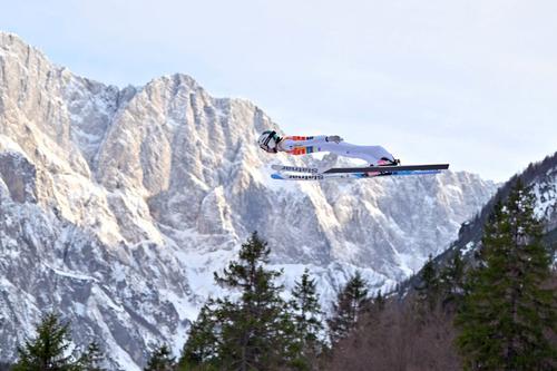 Nika Prevc a stabilit noul record mondial la sărituri cu schiurile, 242,5 metri/ FOTO Imago Images