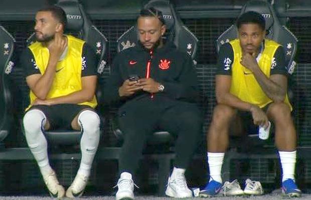 Celebrul fotbalist a scos telefonul pe bancă și riscă o suspendare severă: „Sfidează autoritatea”