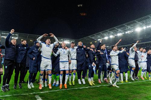 Jucătorii kosovari sărbătoresc victoria în fața Slovaciei / Foto: Imago