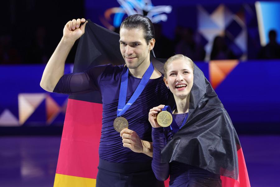 Minerva Hase și Nikita Volodin pe podium FOTO Guliver/GettyImages Laurence Fournier Beaudry și Guillaume Cizeron, pe primul loc după programul scurt în proba de dans la Campionatele Mondiale