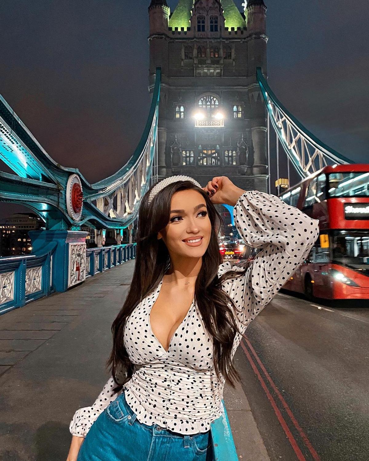 FOTO Cea mai sexy asistentă TV, Viviana Sposub, are o soră cu care seamănă perfect: „Nu suntem gemene”