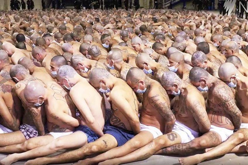Imagini din penitenciarele din El Salvador. Sursă foto: Capturi SBS News, Info News