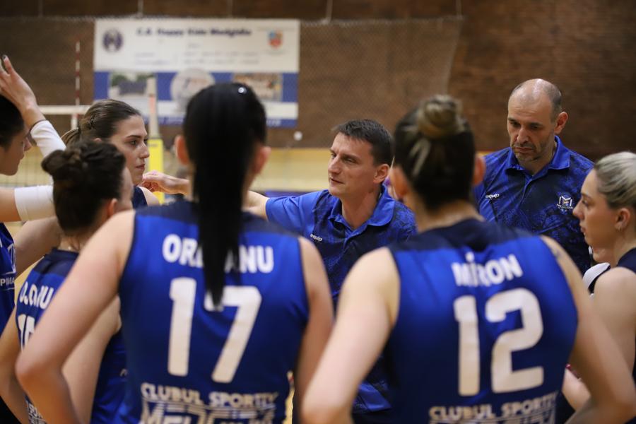 Florin Voinea la un time-out alături de jucătoarele pe care le antrenează FOTO Alexandru Obreja Poveste pentru Europa » Cum a ajuns CS Medgidia printre fruntașele campionatului mizând pe jucătoare autohtone