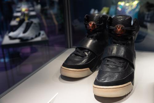 Pantofii sport purtați de Kanye West