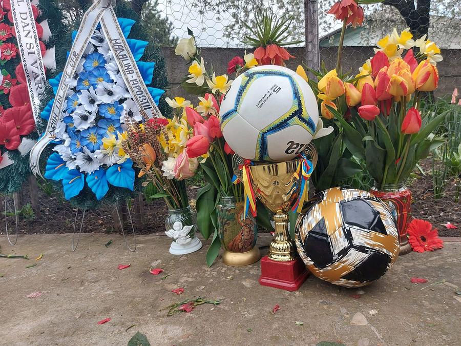FOTO: Vremea noua (Bârlad) David, micuțul de 10 ani decedat sâmbăta trecută pe terenul bazei sportive Dunărea Galați, a fost înmormântat astăzi