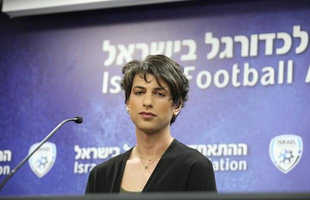 Arbitrul israelian care își face operație de schimbare de sex și-a spus povestea într-o conferință: „Mama spune că sunt o fată frumoasă”