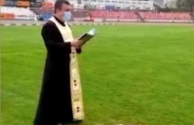 Dinamo face orice ca să scape de Liga 2! „Câinii” au adus un preot la stadion