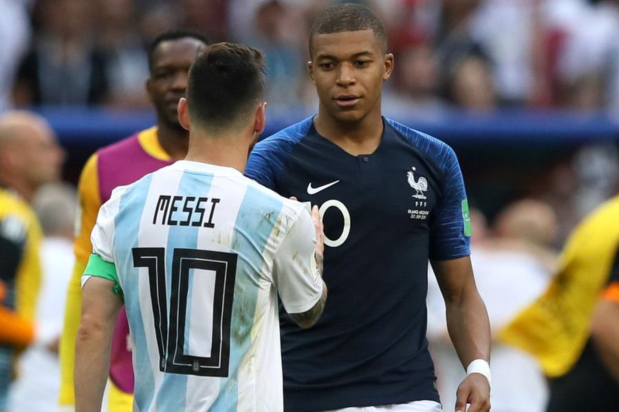 Messi discută cu Mbappé. Vor fi colegi la Paris? // Foto: Guliver/GettyImages Chiar îl vor pe Messi! Anunțul care îi dă fiori Barcelonei » Contractul e GATA!