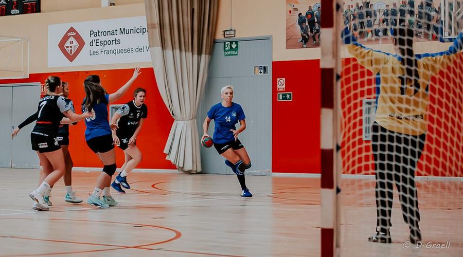 Irina Pop în acțiune pe terenul de handbal „Scoate cercelul, numai curvele poartă așa ceva” » Povestea aspră a Irinei Pop, fostă colegă cu Cristina Neagu: „N-am putut accepta handbalul făcut cu palma”