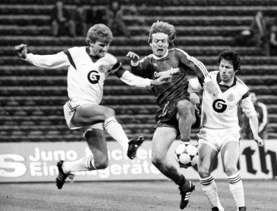 Morten Olsen (stânga) a fost cel mai în vârstă de pe teren Episodul 3: Steaua - Anderlecht 3-0, CCE 1986 » 3 dueluri de Oscar: Belodedici, Boloni și Balint au dominat candidații la Balonul de Aur!