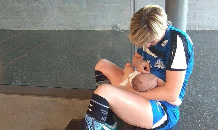 Poza care a devenit virală în 2018, când Irina îl alăpta pe micuțul Theo „Scoate cercelul, numai curvele poartă așa ceva” » Povestea aspră a Irinei Pop, fostă colegă cu Cristina Neagu: „N-am putut accepta handbalul făcut cu palma”