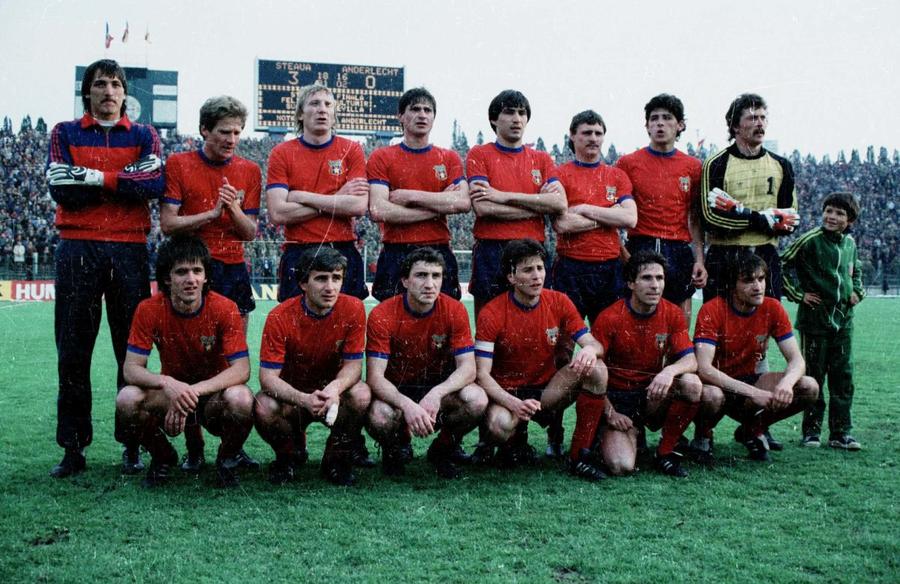 La final, pe lângă cei 13 care au evoluat, a venit la fotografia de grup și rezerva de portar, Stângaciu Episodul 3: Steaua - Anderlecht 3-0, semifinale CCE 1986 » Raport ȘOCANT: Lăcătuș și Pițurcă i-au bătut aproape singuri pe belgieni