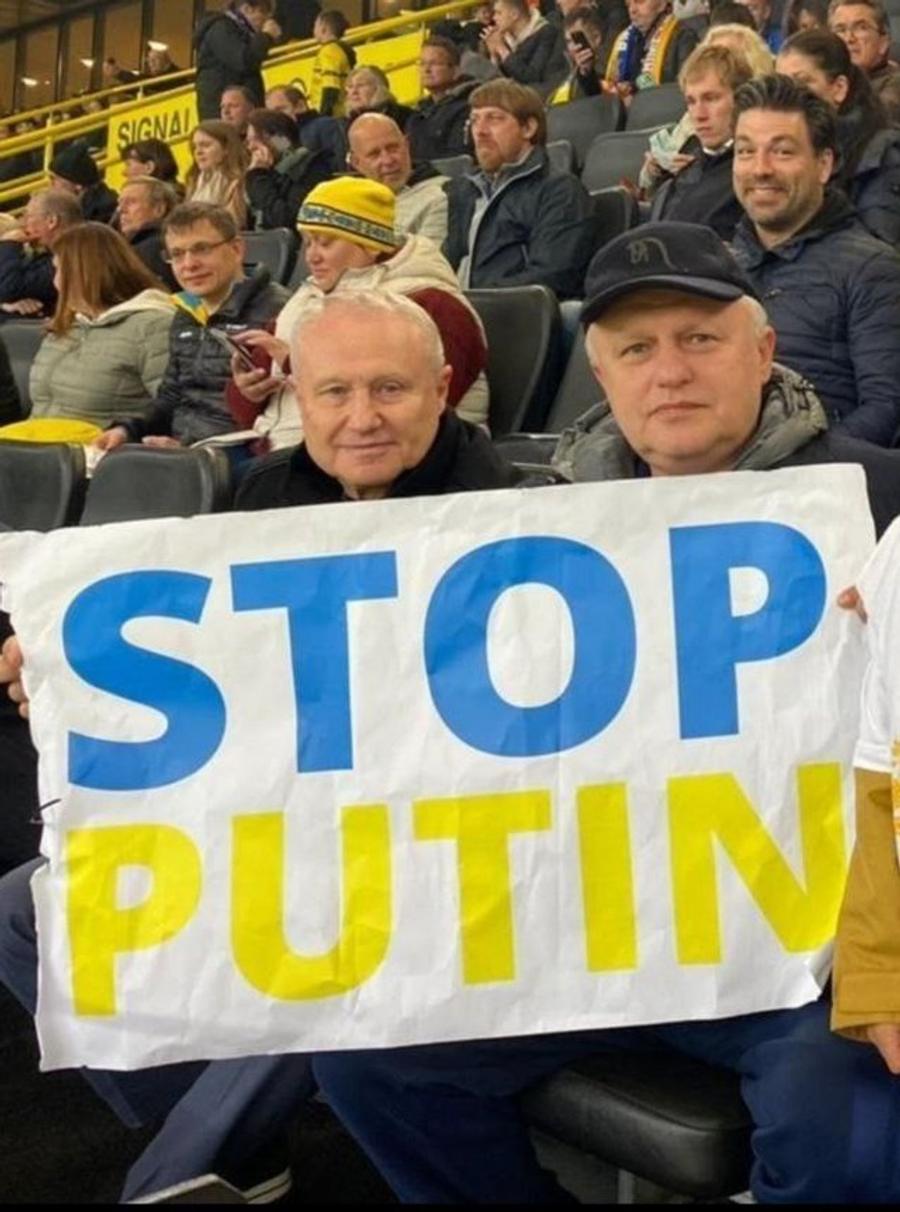 Bannerul anti-Putin afișat de frații Surkis la meciul cu Dortmund Bannerul afișat de frații Surkis la amicalul cu Borussia Dortmund
