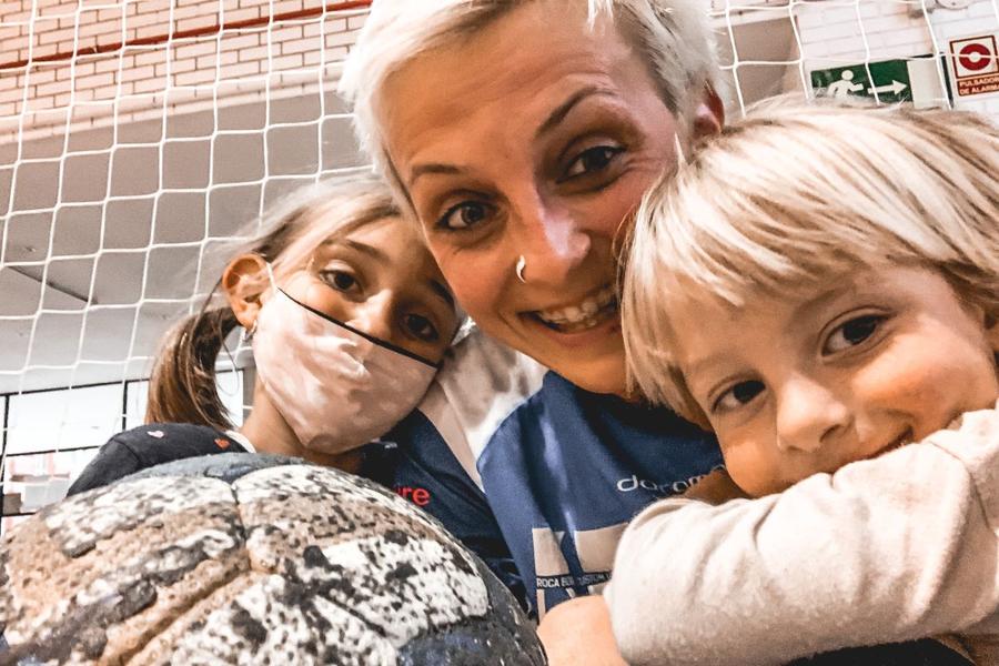 Irina și cele două comori ale sale: Sofia și Theo „Scoate cercelul, numai curvele poartă așa ceva” » Povestea aspră a Irinei Pop, fostă colegă cu Cristina Neagu: „N-am putut accepta handbalul făcut cu palma”