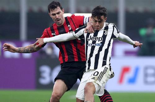 Alessio Romagnoli în duel cu Paulo Dybala (FOTO: Imago)