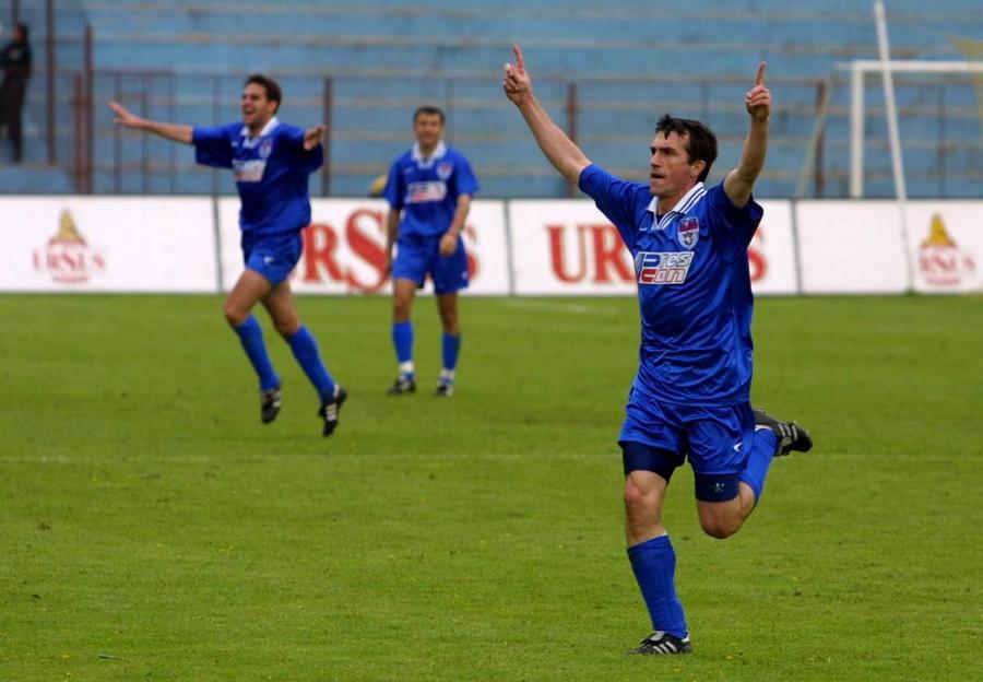 Alexandru Andrași și bucuria unui gol care a stricat blatul din 2001 de la FC Brașov - FCM Bacău Gigi Becali n-a fost original! Povestea incredibilă a unui alt blat cu valiza în Liga 1: „Le-am zis jucătorilor «Munciți pentru banii ăștia și sunt ai voștri!»”