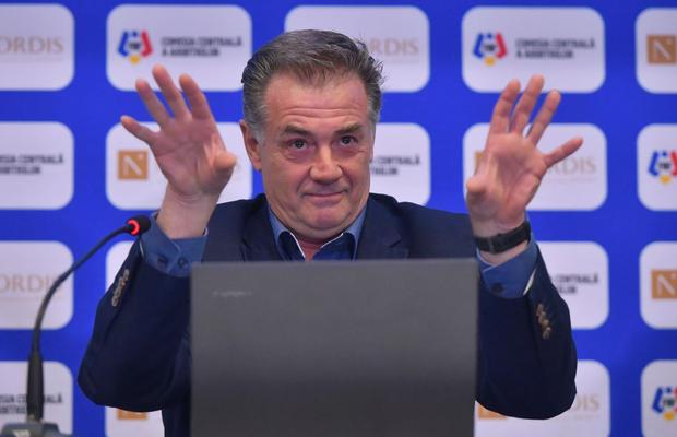 Vassaras, din 2014 șeful arbitrilor din România, chestionat în conferință: „De ce nu vorbiți în română?” » Răspunsul grecului