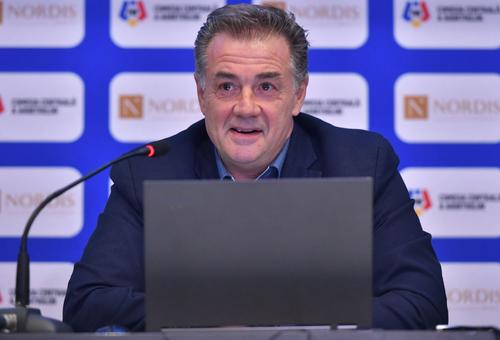 La finalul conferinței de aproape trei ore găzduită de FRF, Kyros Vassaras, a mai stat de vorbă cu jurnaliștii prezenți în holul instituției.