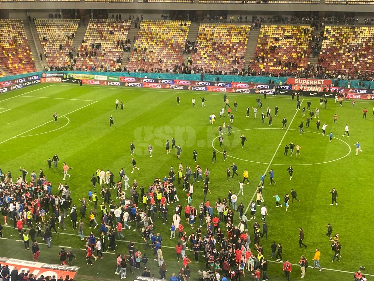 Suporterii FCSB au intrat pe gazon