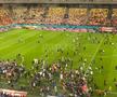 Suporterii FCSB au intrat pe gazon
