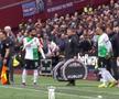 Scene șocante în West Ham - Liverpool » Salah a sărit la Klopp, pe marginea terenului! A fost nevoie de intervenția colegilor